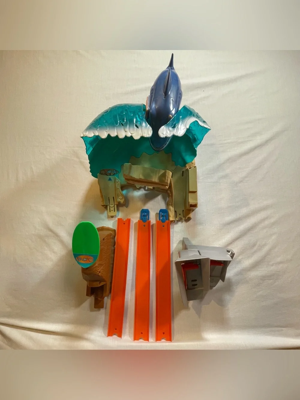 Mattel Hot Wheels City Shark Attack Beach Battle Playset 2017 Cars Racing